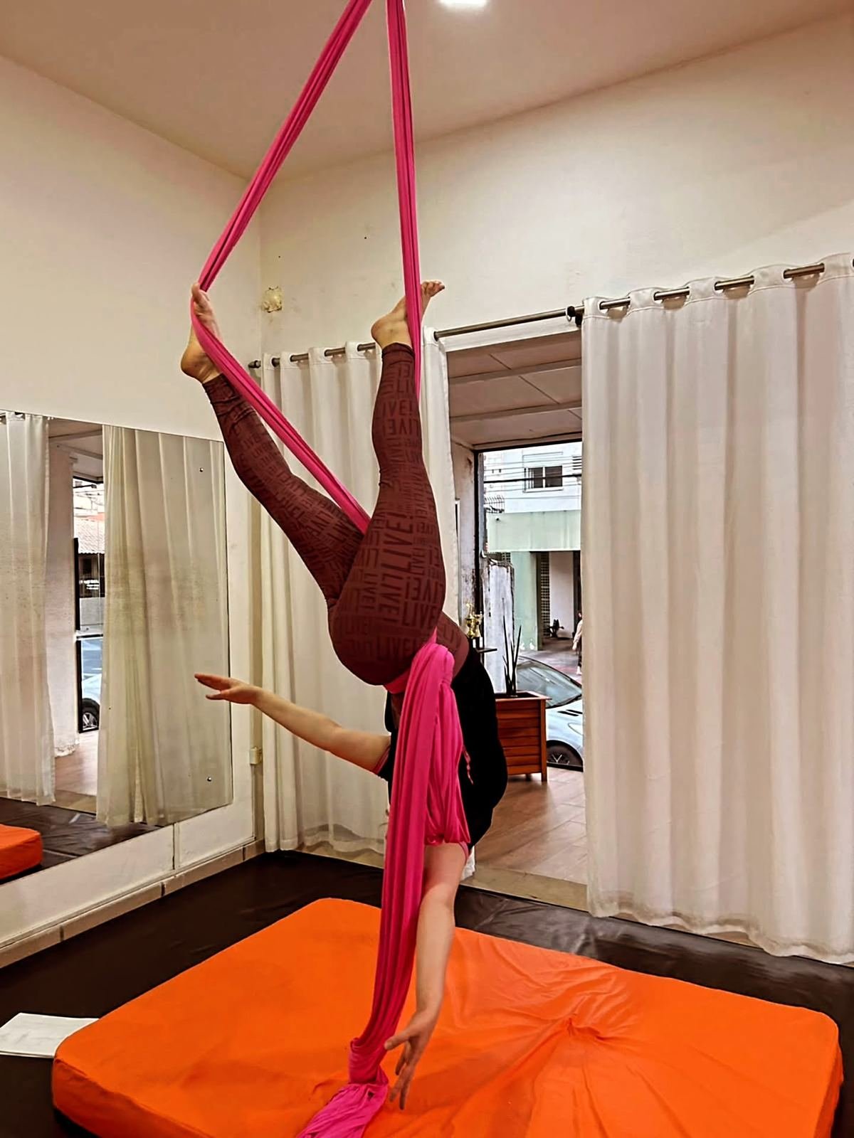Aluna em tecido acrobático no Estúdio Divas