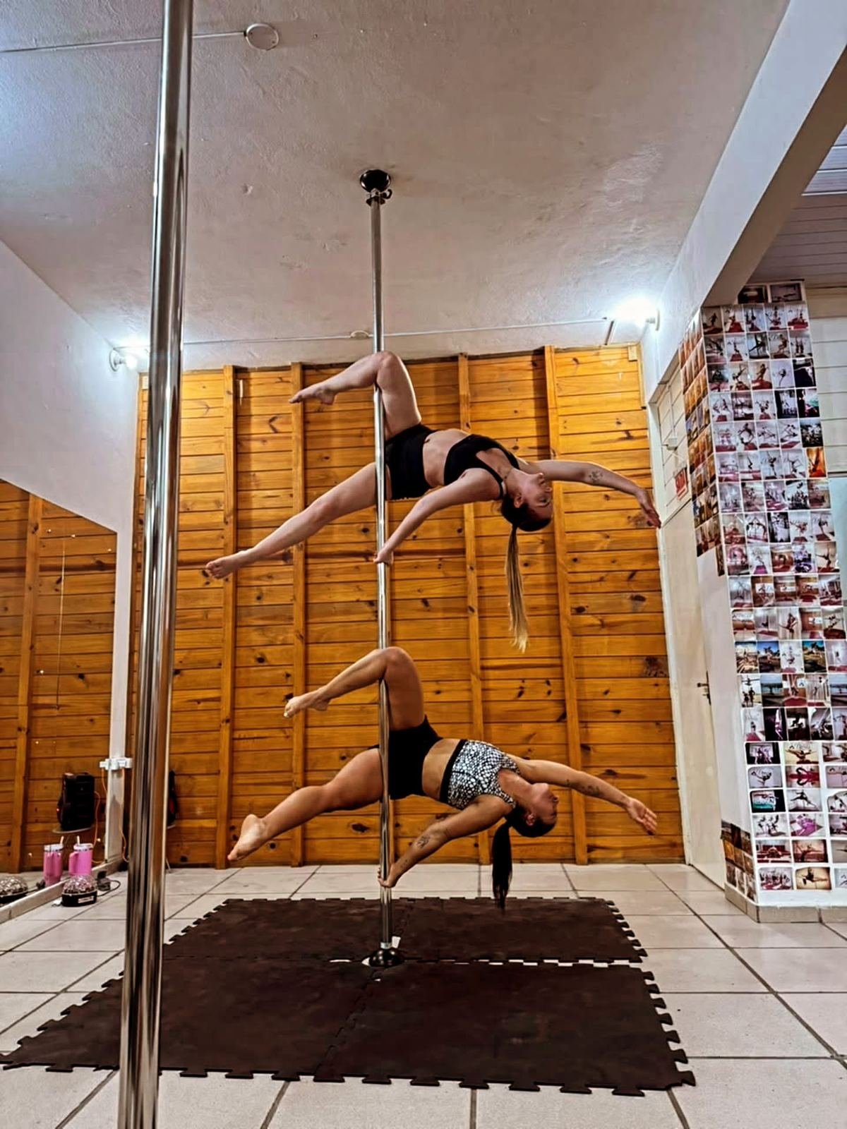 Alunas treinando pole dance na mesma barra no Estúdio Divas