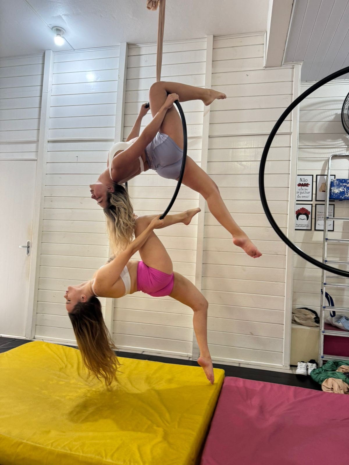 Alunas em lira, o arco aéreo, no Estúdio Divas