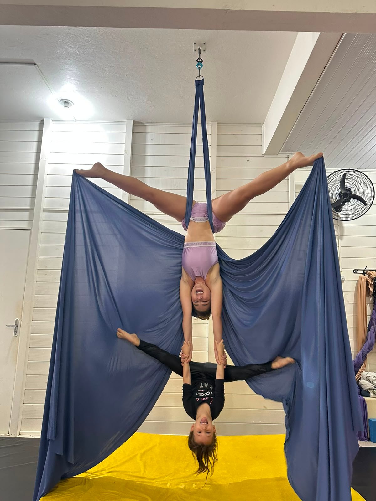 Aluna em tecido acrobático no Estúdio Divas