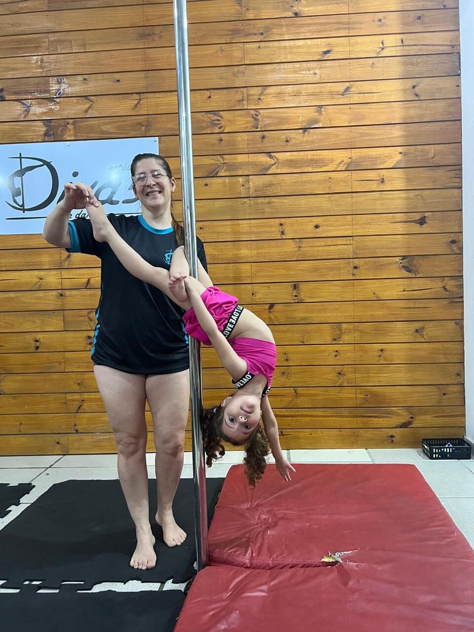 Val Borges ensinando aluna kids no pole no Estúdio Divas