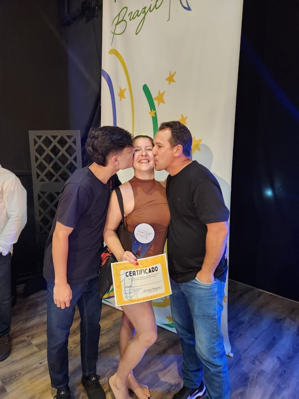 Val Borges com certificado em campeonato de pole