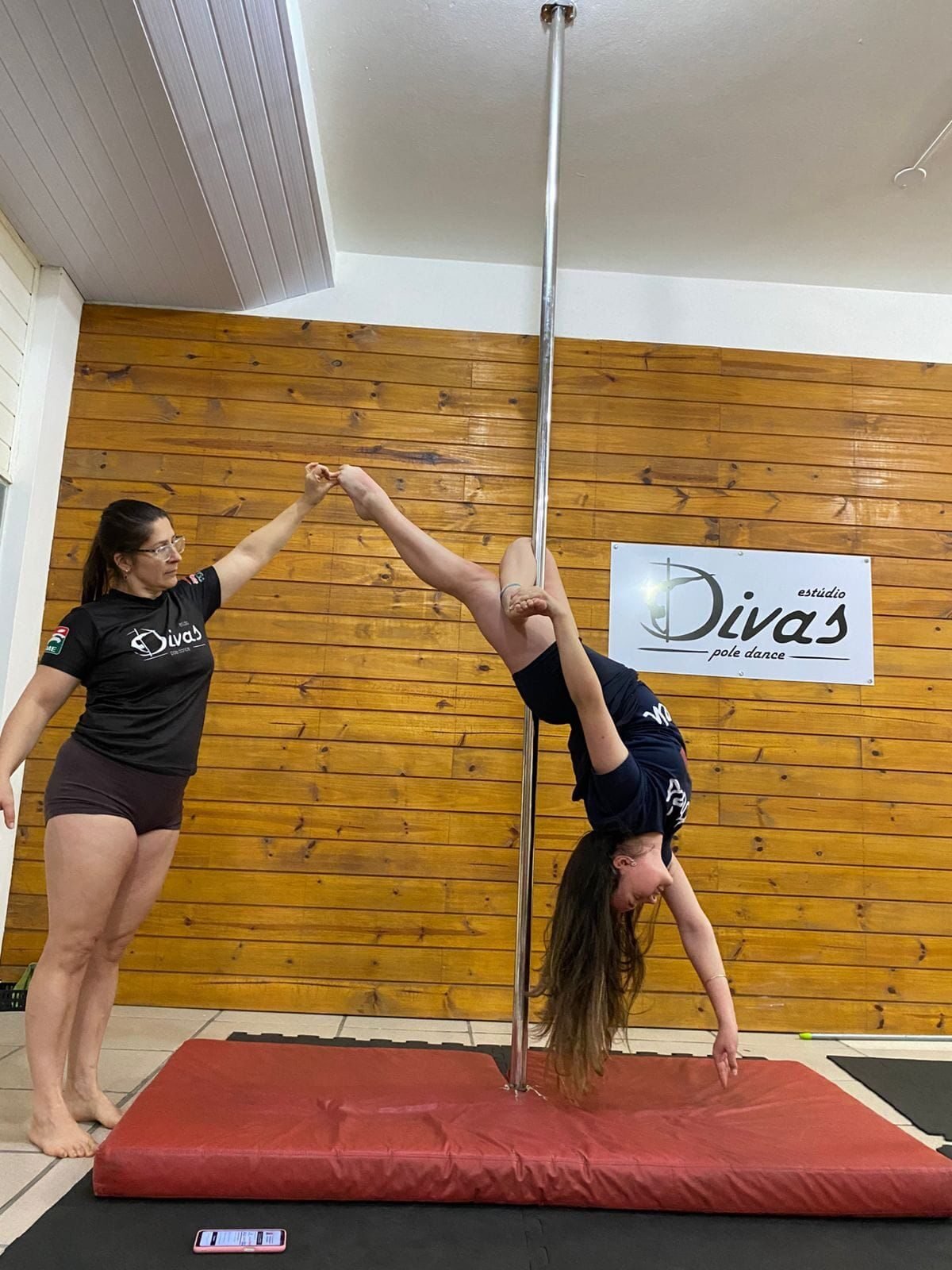 Val Borges ensinando uma aluna no pole no Estúdio Divas